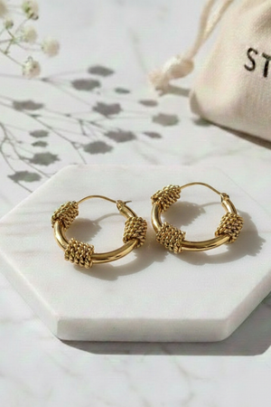 Pendiente de Aro Dorado con Textura Trenzada