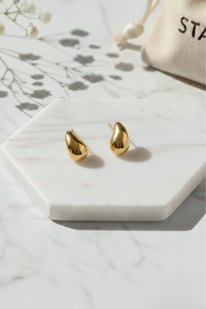 Pendiente de gota mediano pegado a la oreja en acero inoxidable dorado hipoalergénico - Bisutería Liberatta