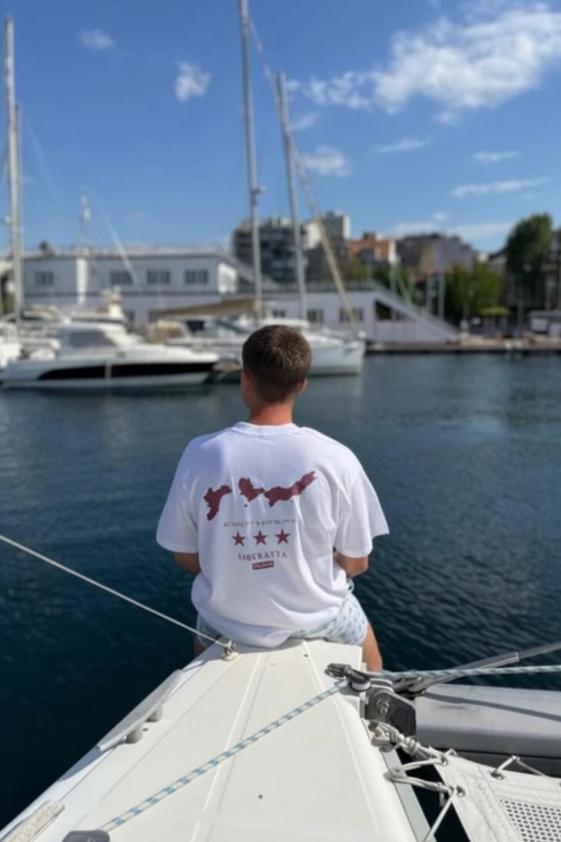 Camiseta blanca Islas Cíes en color granate