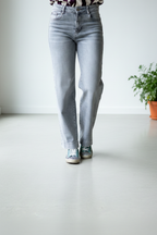 Vaquero wide leg gris en denim elástico, vista lateral mostrando corte holgado