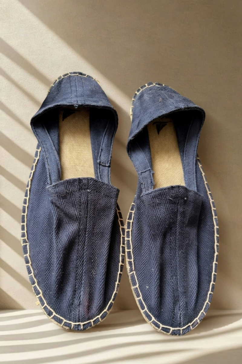 Alpargata de hombre en espiguilla azul marino. Perfectas para el día a día y ocasiones especiales.