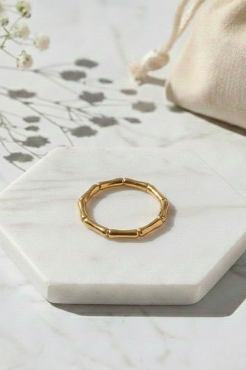 Anillo estilo bambú en acero inoxidable dorado. Diseño fino y elegante, hipoalérgénico y resistente. Perfecto para combinar con pulsera a juego.