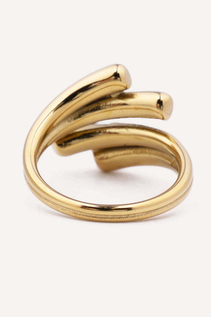 Detalle de anillo dorado de acero inoxidable resistente al agua, diseño versátil