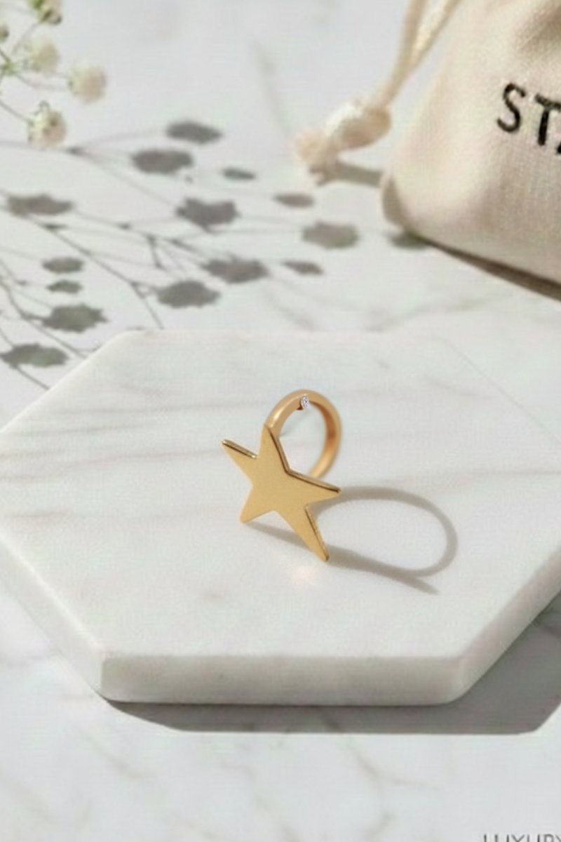 Anillo ajustable de estrella alargada dorada en acero inoxidable hipoalergénico - Bisutería Liberatta