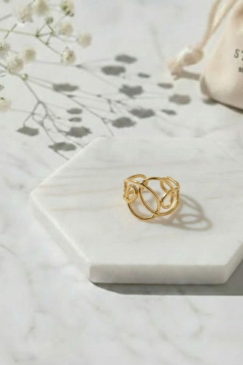 Anillo Ajustable trazo asimétrico acero dorado