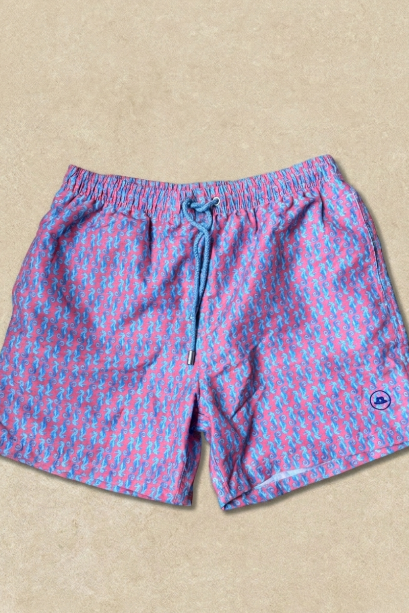 Bañador de hombre rosa con caballitos de mar en azul. Diseño original y cómodo con bolsillos y cierre