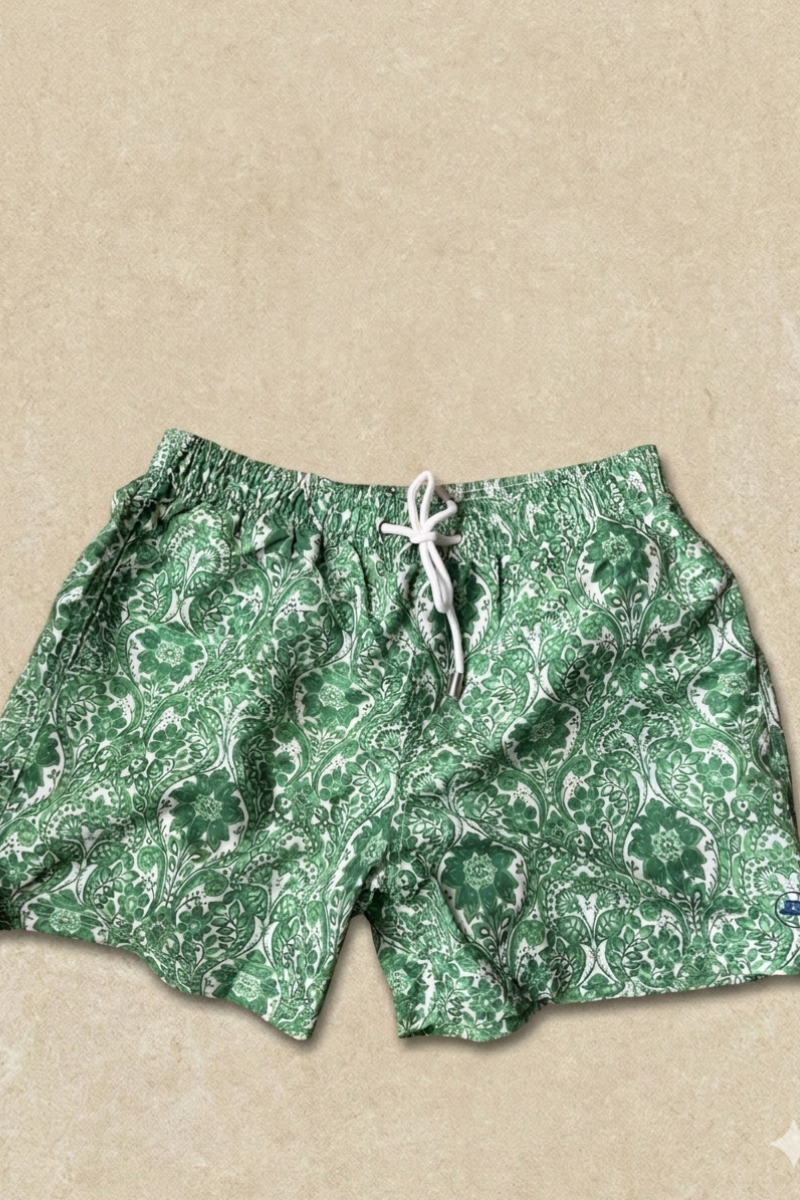 Bañador de hombre verde con estampado original. Diseño cómodo con bolsillos y cierre. Perfecto para playa y piscina.