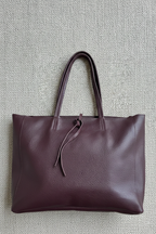 Bolso shopping berenjena con cremallera