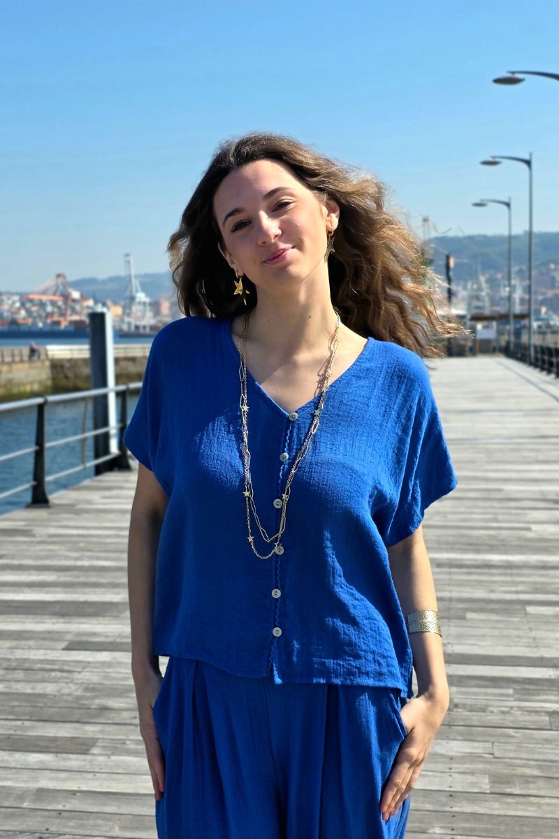 Blusa de botones en tono azulón, tejido ligero y transpirable. Estilo casual-chic, fácil de combinar. Envío desde España.