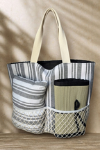 Bolsa de playa con cojín y esterilla integrados. Diseño de rayas resistente y práctico. Disponible en gris y camel. Todo en uno para tus días de verano.