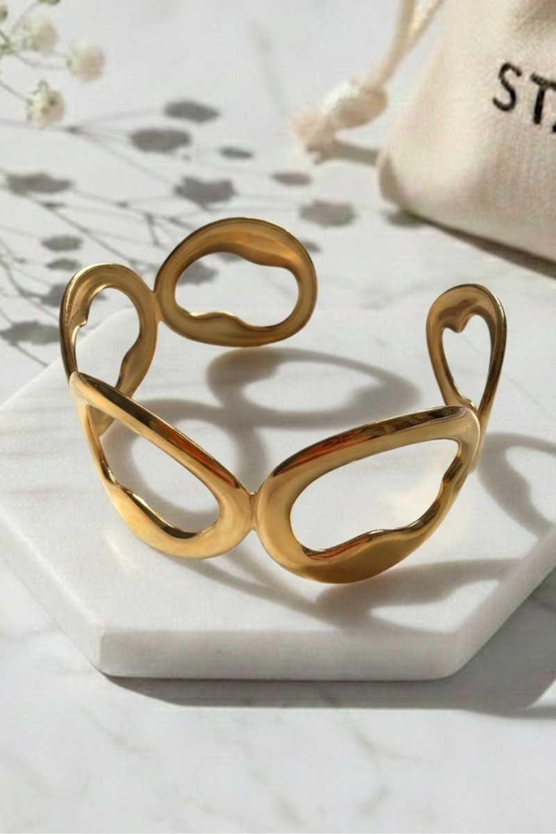 Brazalete de eslabones entrelazados en acero inoxidable dorado, diseño clásico y elegante