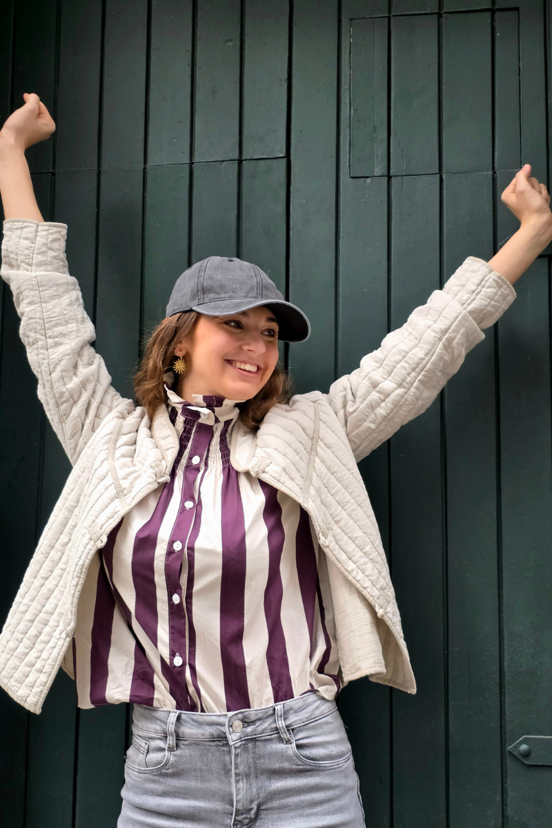 Camisa ikat de rayas beige con cuello y mangas fruncidas - vista frontal
