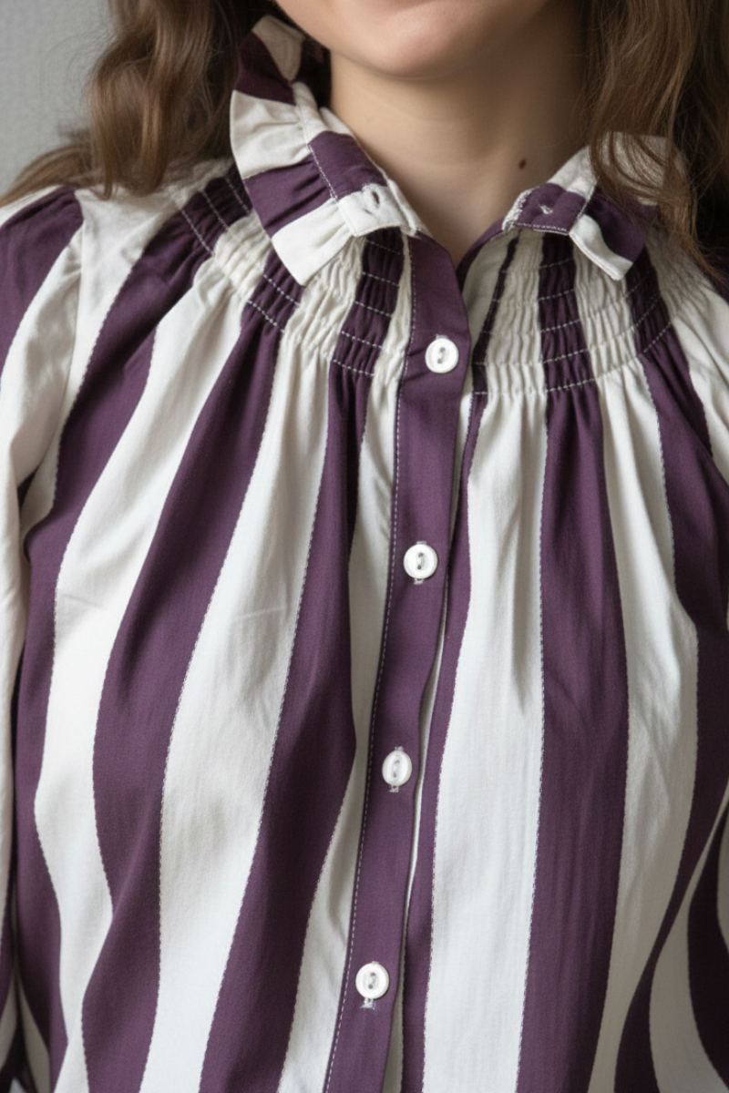 Camisa rayas beige - detalle de patrón étnico ikat
