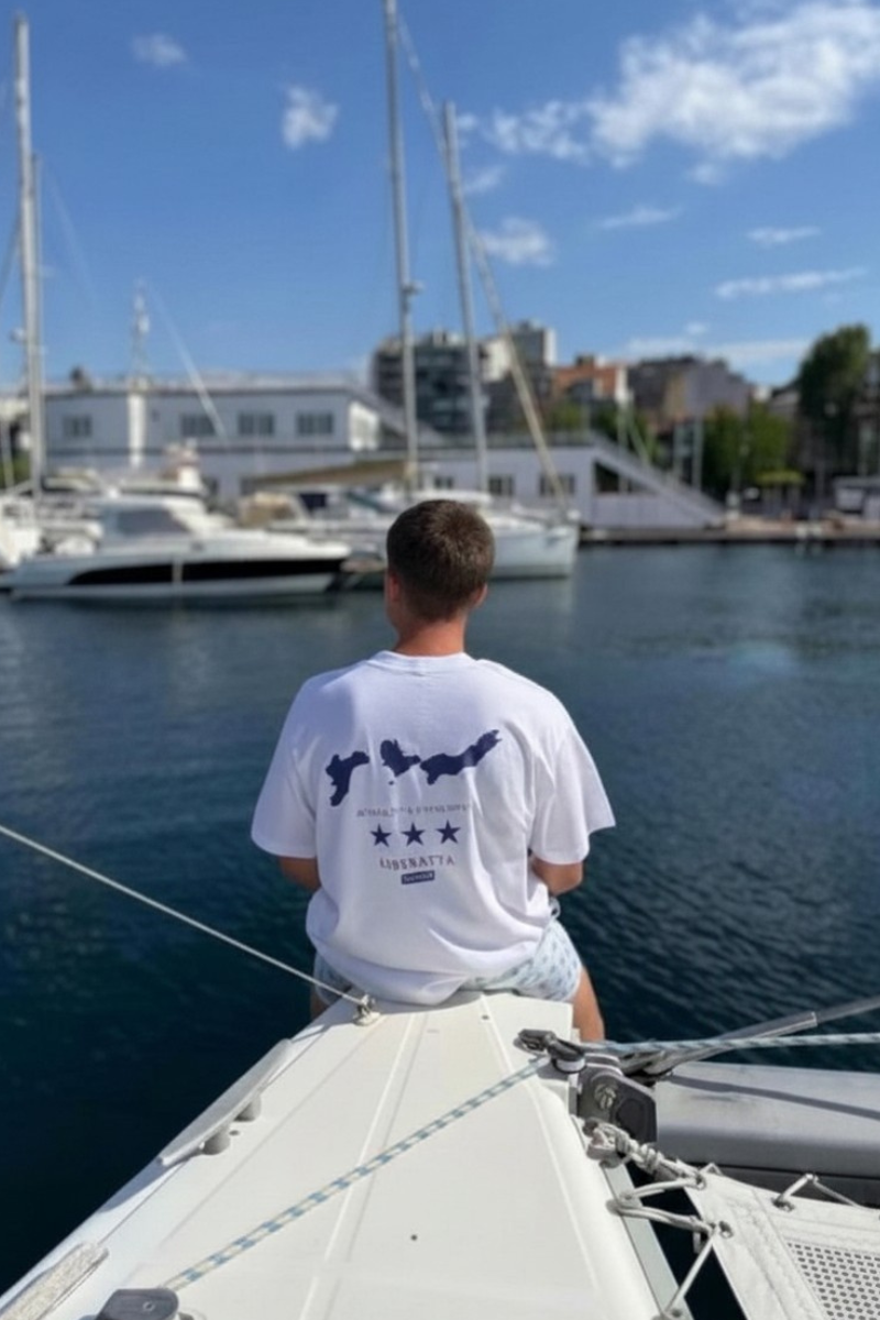 Camiseta blanca Islas Cíes en color azul marino