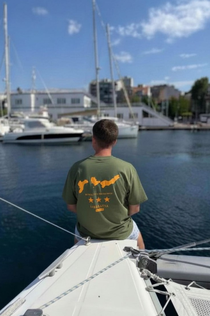 Camiseta verde militar Islas Cíes en color naranja