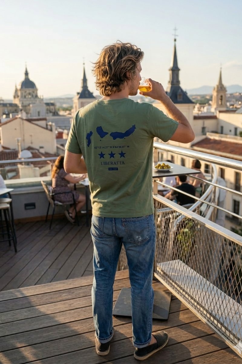 Camiseta de hombre de manga corta 100% algodón, con&nbsp;silueta de las Islas Cíes&nbsp;en colores.&nbsp;