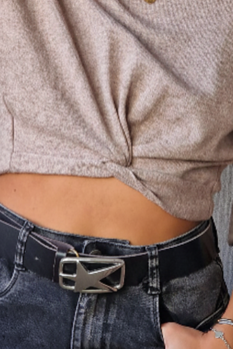 Cinturón de piel negro con hebilla de estrella plateada