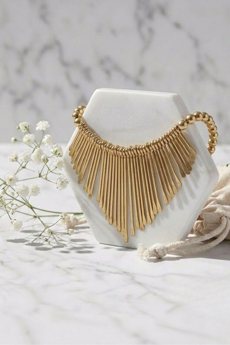 Collar choker de acero inoxidable dorado con detalles de espinas, diseño atrevido y moderno