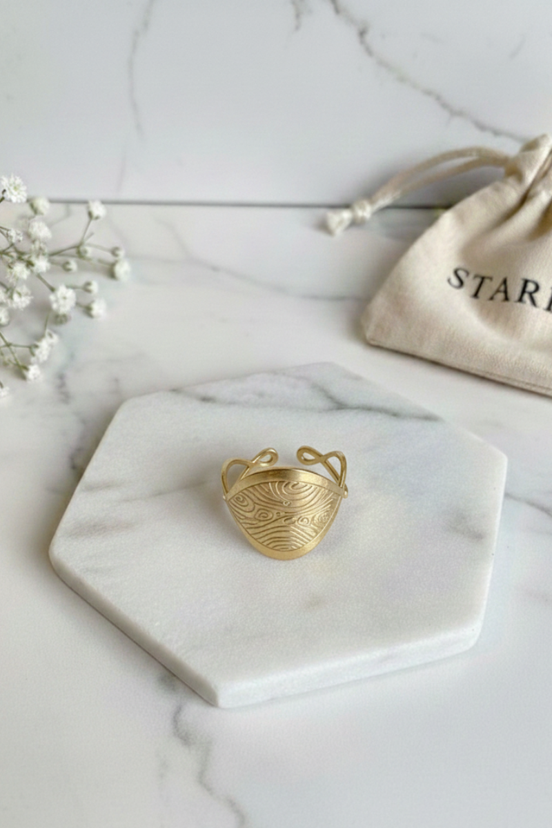 Anillo Dorado Labrado Talla Única - Acero