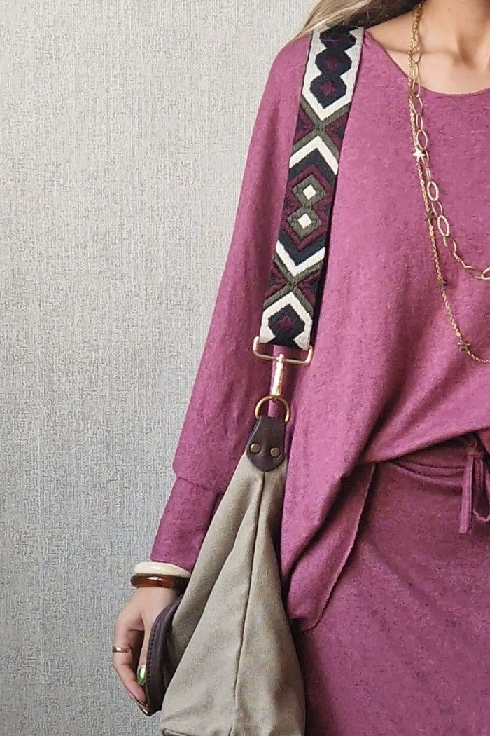 Correa ajustable para bolso en tonos berenjena, beige y verde militar.