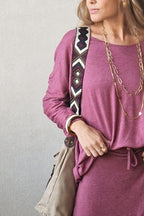Correa ajustable para bolso en tonos berenjena, beige y verde militar.