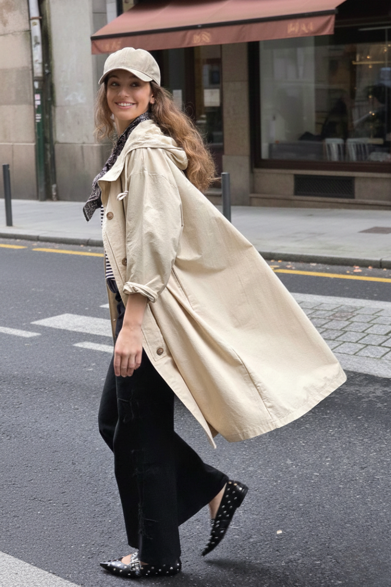  Chaqueta cortavientos beige con capucha ajustable y cierre de botones - Vista frontal