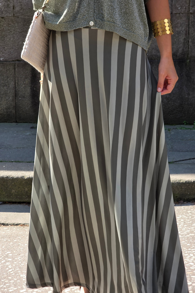 Falda larga de rayas caqui. Tejido que no se arruga, natural y versátil. Perfecta para cualquier ocasión. Descúbrela en Liberatta.