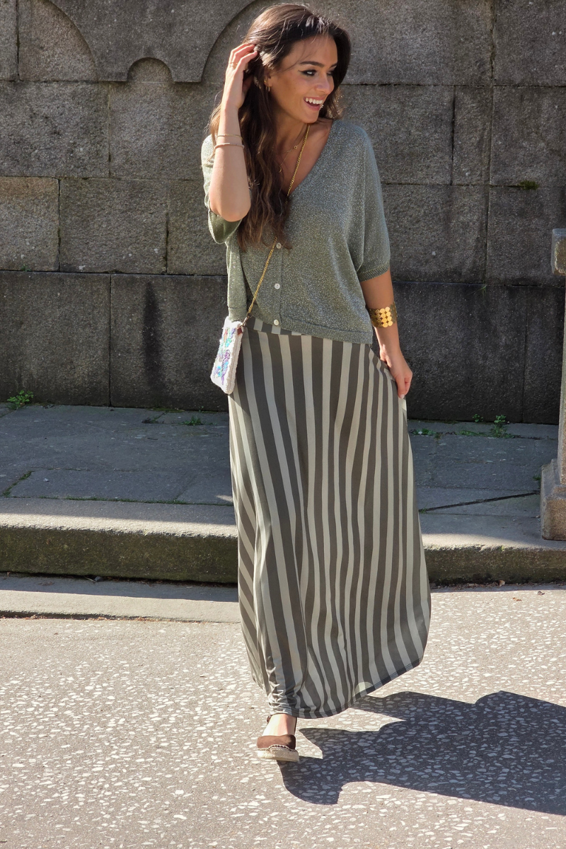 Falda larga de rayas caqui. Tejido que no se arruga, natural y versátil. Perfecta para cualquier ocasión. Descúbrela en Liberatta.