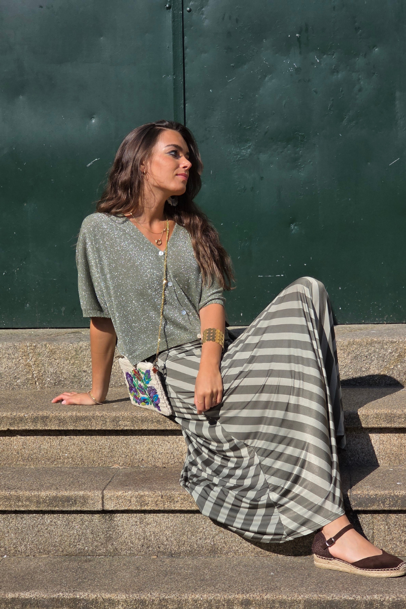 Falda larga de rayas caqui. Tejido que no se arruga, natural y versátil. Perfecta para cualquier ocasión. Descúbrela en Liberatta.