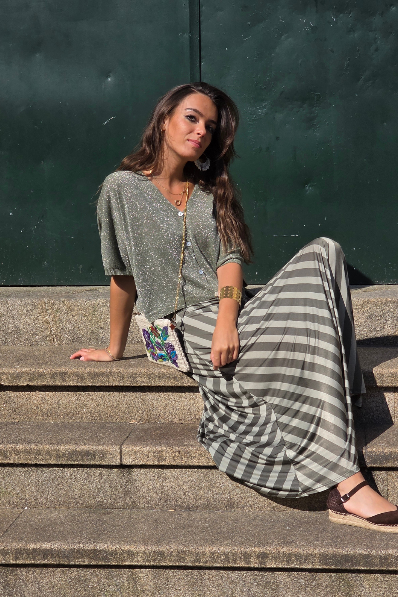 Falda larga de rayas caqui. Tejido que no se arruga, natural y versátil. Perfecta para cualquier ocasión. Descúbrela en Liberatta.