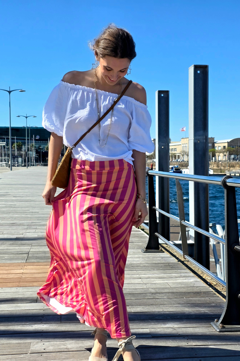 Falda larga de rayas fucsia. Tejido que no se arruga, vibrante y femenina. Perfecta para cualquier ocasión. Descúbrela en Liberatta.