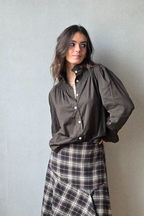 Camisa de cuello alto fruncido con volante marrón chocolate