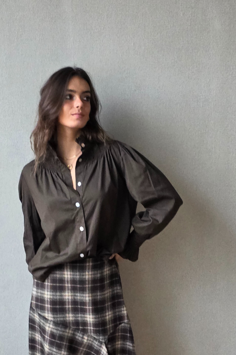 Camisa de cuello alto fruncido con volante marrón chocolate