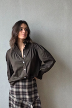 Camisa de cuello alto fruncido con volante marrón chocolate