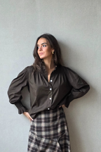 Camisa de cuello alto fruncido con volante marrón chocolate