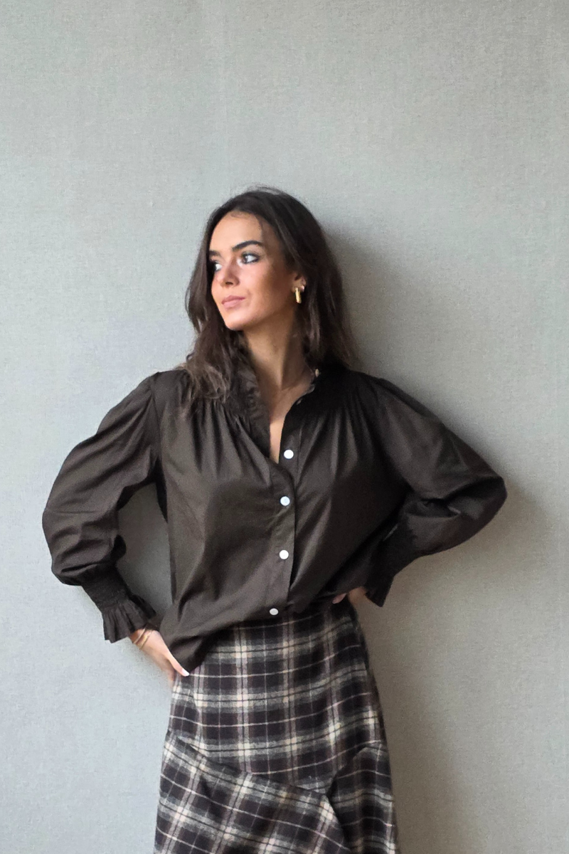 Camisa de cuello alto fruncido con volante marrón chocolate