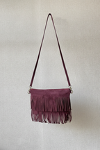 Bolso sobre de ante con flecos berenjena