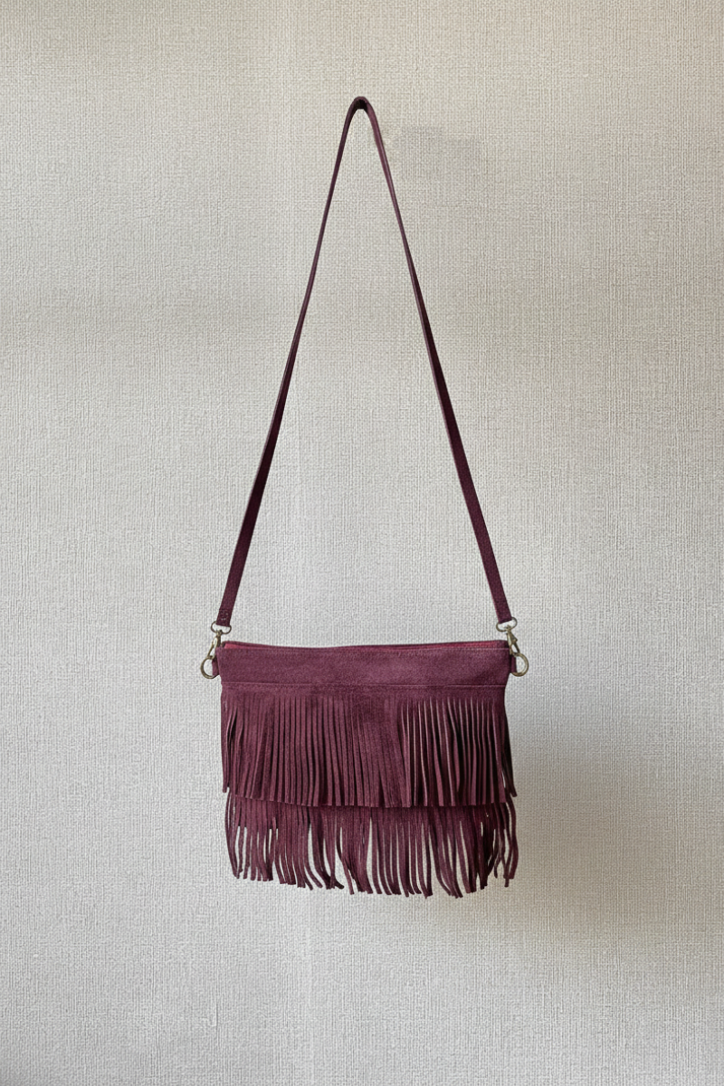 Bolso sobre de ante con flecos berenjena