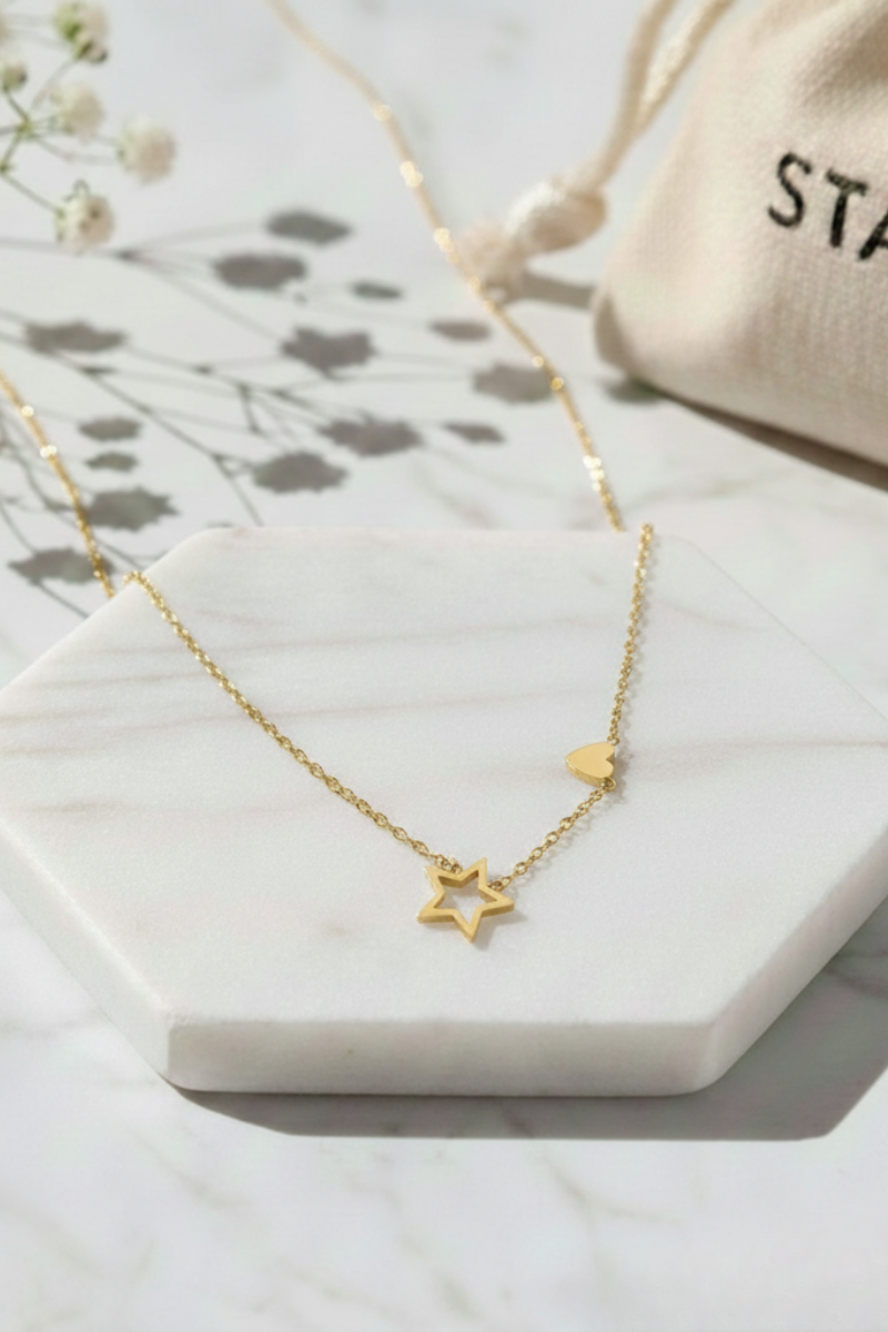 Gargantilla de acero inoxidable dorada con estrella pequeña y mini corazón - Liberatta