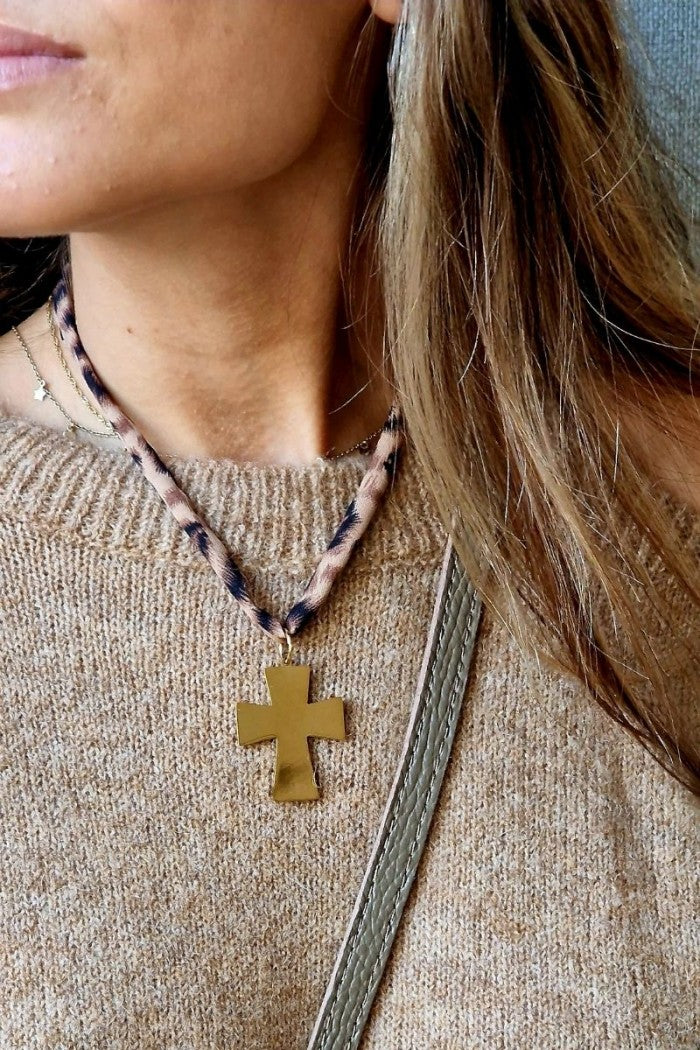 Gargantilla de tela estampada con cruz de acero inoxidable