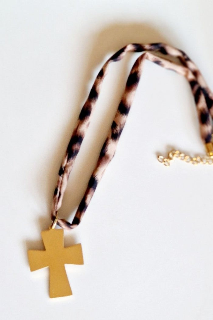 Gargantilla de tela estampada con cruz de acero inoxidable