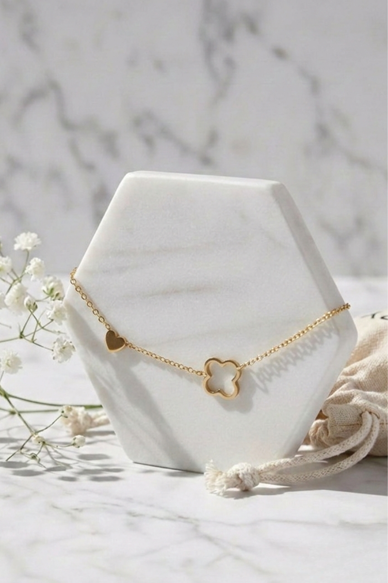 Gargantilla de acero inoxidable dorado con trébol fino, diseño delicado y minimalista