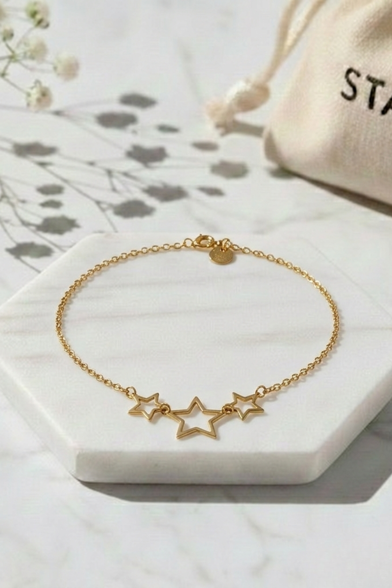 Gargantilla dorada con tres estrellas delicadas de acero inoxidable con acabado brillante
