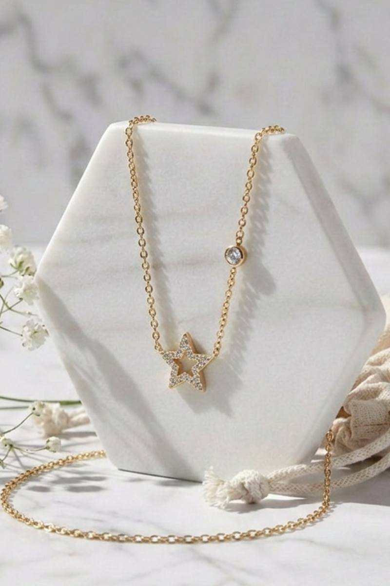 Gargantilla de acero inoxidable dorado con estrella pequeña y brillantes incrustados