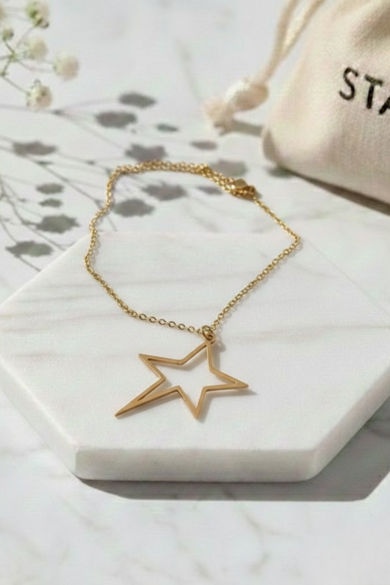 Gargantilla fina de acero inoxidable dorado con colgante de estrella - diseño minimalista