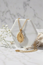 Detalle de medalla grande de la Virgen Milagrosa en gargantilla de acero inoxidable