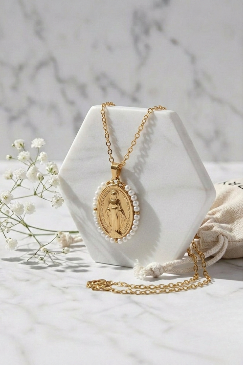 Detalle de medalla grande de la Virgen Milagrosa en gargantilla de acero inoxidable