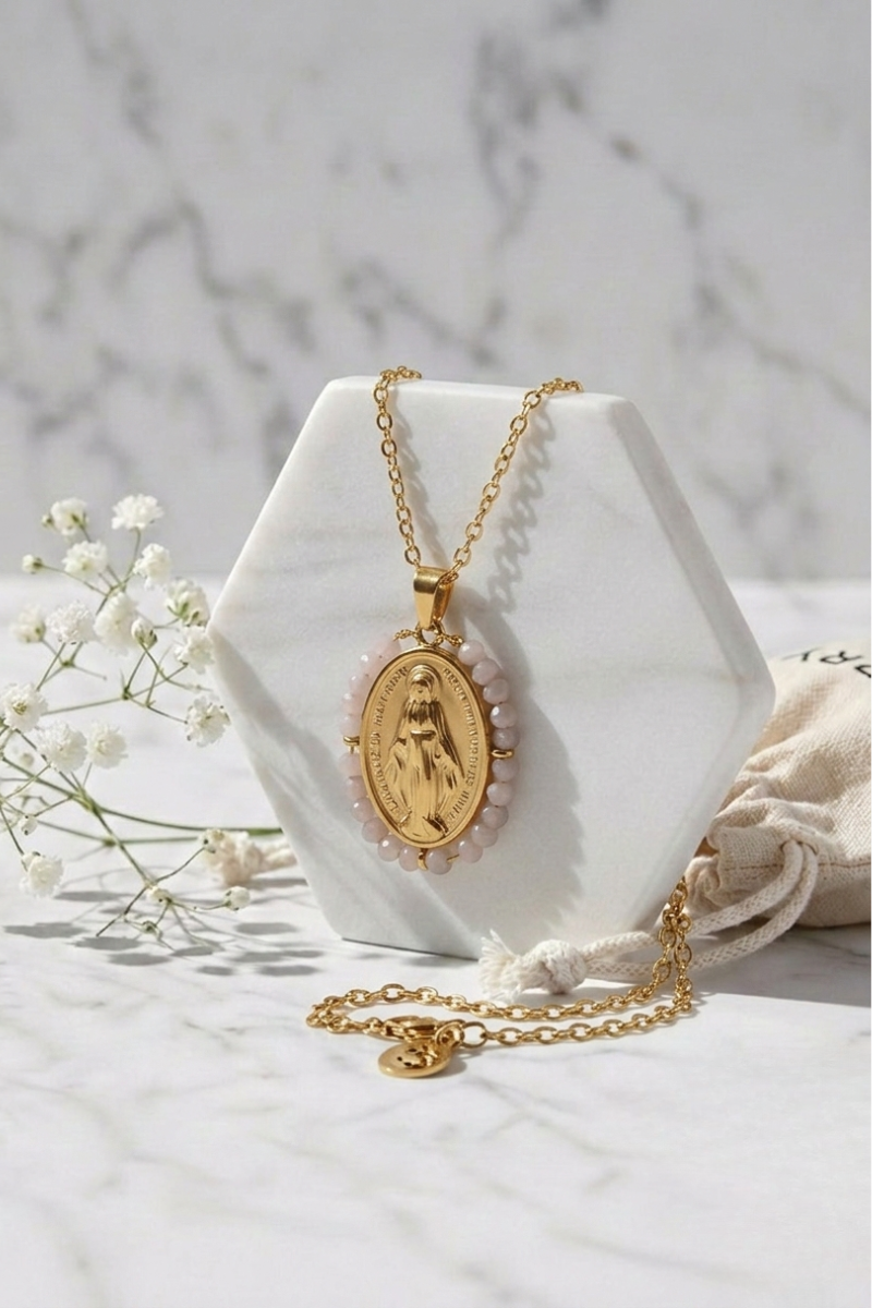 Detalle de medalla grande de la Virgen Milagrosa en gargantilla de acero inoxidable