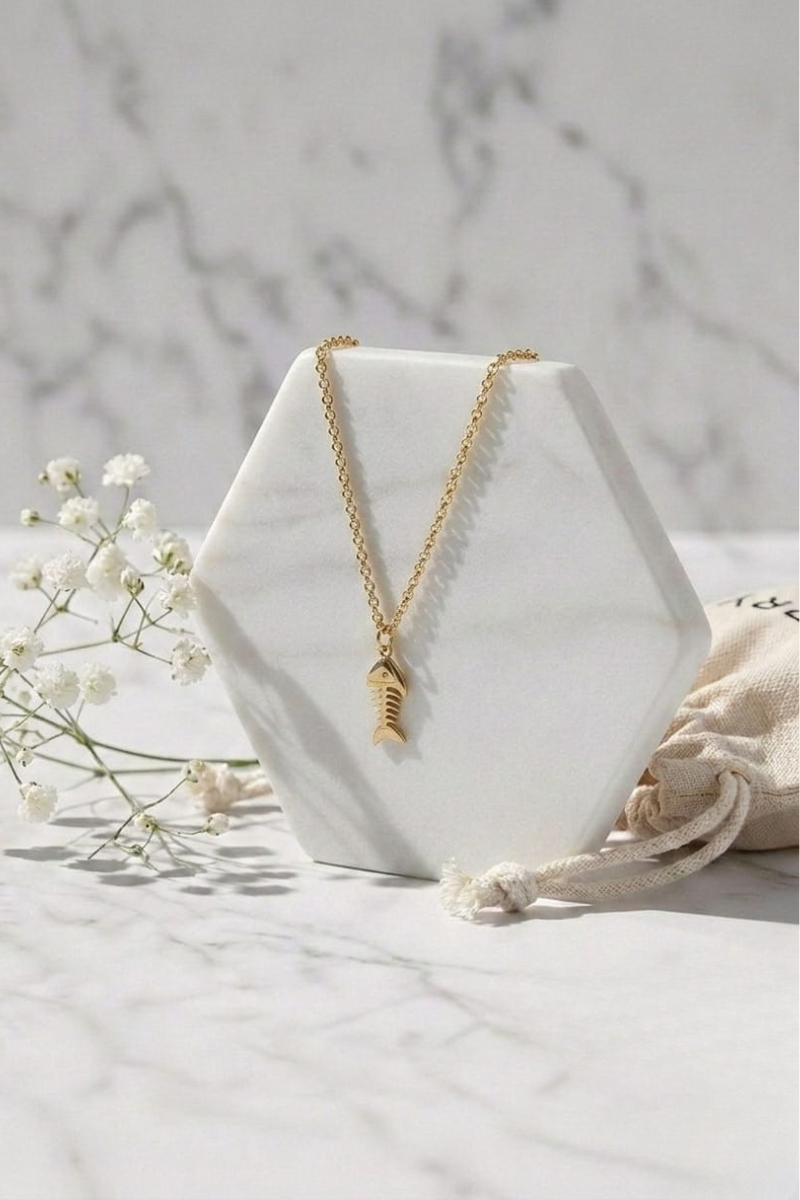 Gargantilla raspa dorado de acero inoxidable con diseño clásico y acabado brillante