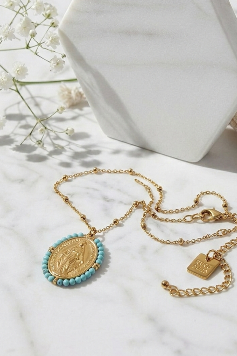 Gargantilla de la Virgen Milagrosa en turquesa con cadena de acero inoxidable y bolitas doradas
